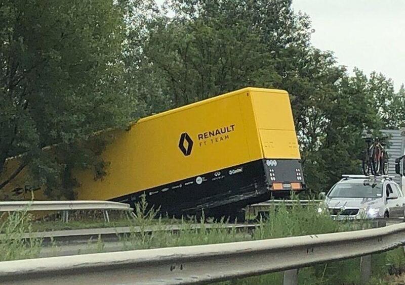 F1: Renault, incidente per un camion del team in Ungheria