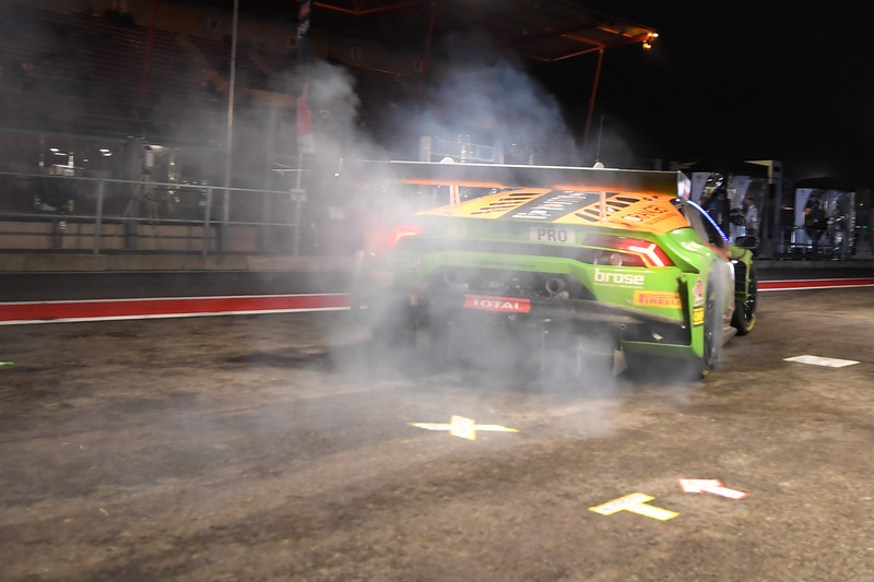 Pit stop, cambio pilota e via sgommando nella notte di Spa Francorchamps