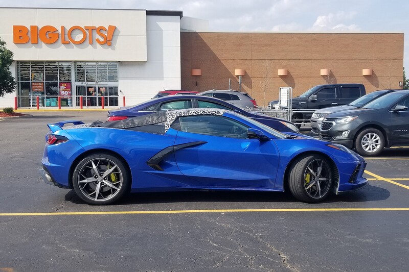 La Corvette C8 2020 convertible vista di lato