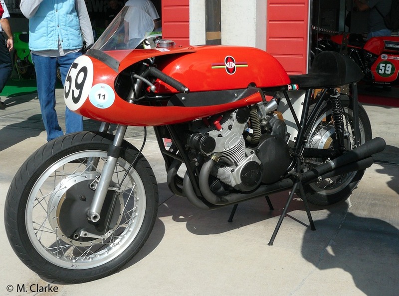 La Gilera 500 a quattro cilindri ha segnato un&rsquo;epoca e indicato una strada poi seguita da diversi costruttori. Questo &egrave; un esemplare dell&rsquo;ultima versione, dotato per l&rsquo;occasione di una carenatura parziale