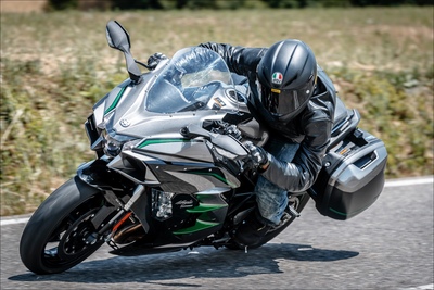 Kawasaki H2 SX SE+ TEST: 200 cv, 300 km/h. La chiami touring?