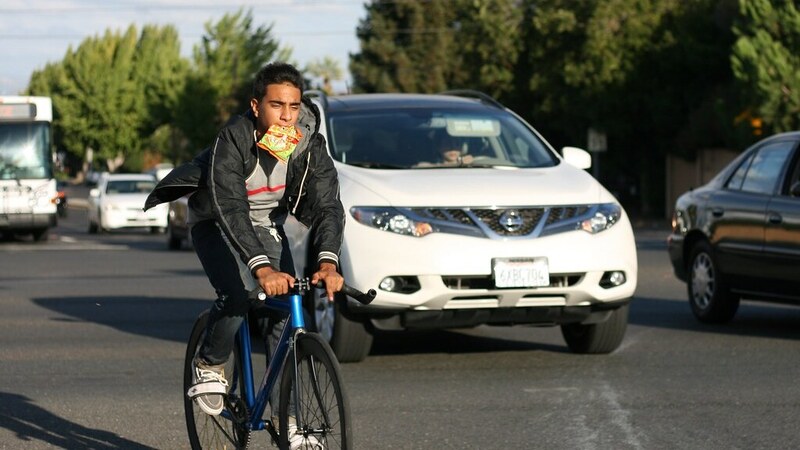 Rischio Incidente tra auto e bici, scooter o moto: in strada la responsabilit&agrave; &egrave; di chi supera