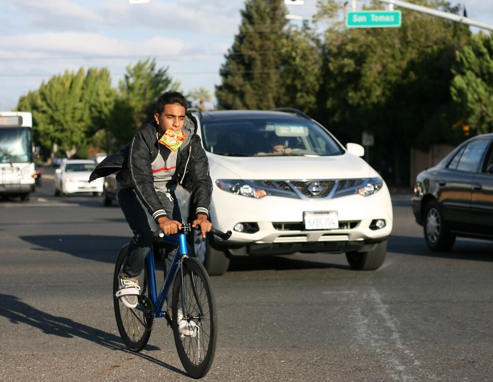 In bici sulla strada qualcuno si sente &quot;il fortunato re&quot; sfilando senza far coda. Il CdS lo tutela invece come utente debole e alcuni automobilisti non gradiscono gli sbandamenti dei ciclisti