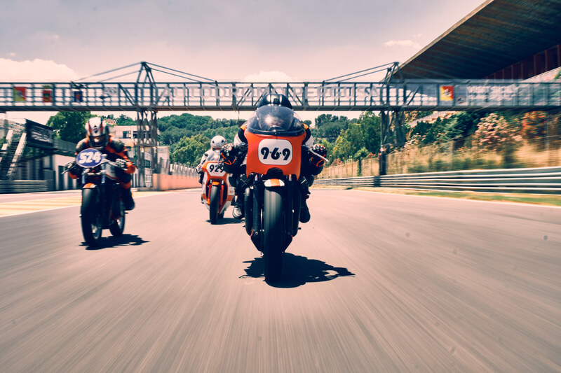 Vintage da corsa a Pergusa, quattro moto d&#039;epoca in pista