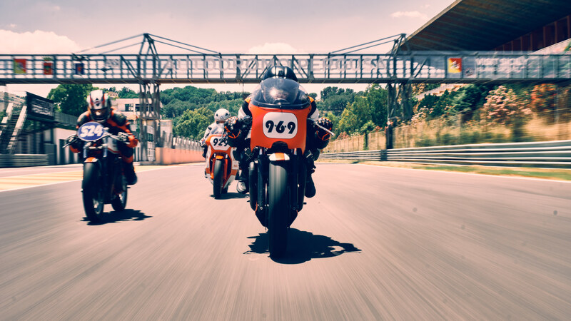 Vintage da corsa a Pergusa, quattro moto d&#039;epoca in pista