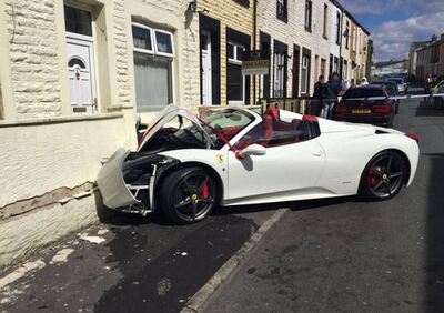 Oggi sposi! E distruggono la Ferrari nuziale...