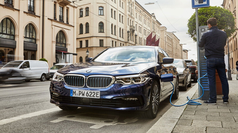 BMW 530e 2019 | Pi&ugrave; batteria per 57 km di autonomia elettrica