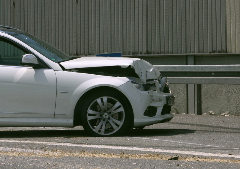 Guida con telefono alla mano e sperona i vigili: arrestato 22enne senza patente con droga in auto