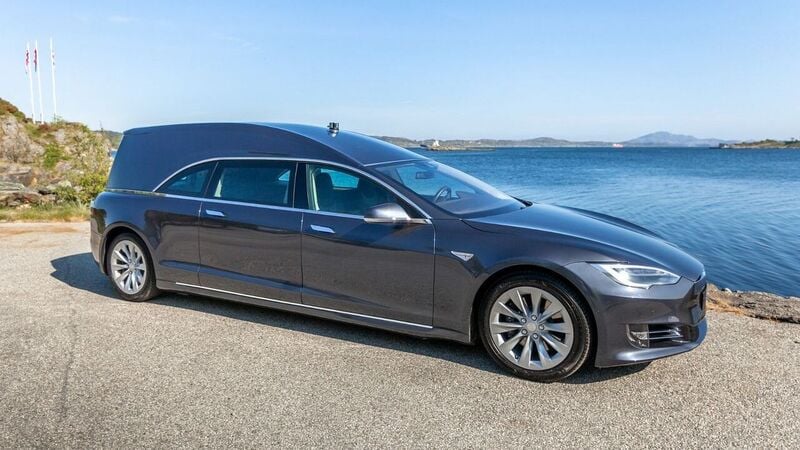 Carro funebre premium, veloce, a emissioni zero: ecco Tesla Model Hearse (S)