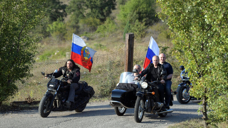 Putin in moto senza casco. Ma niente multa