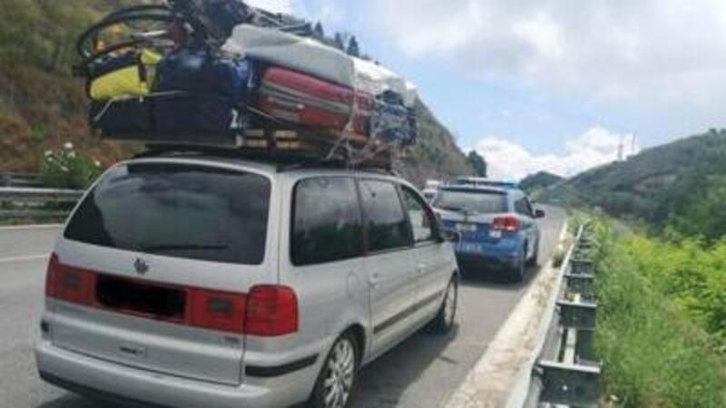 In vacanza con tutto in auto: monovolume VW con tetto &ldquo;stracarico&rdquo; fermato in autostrada