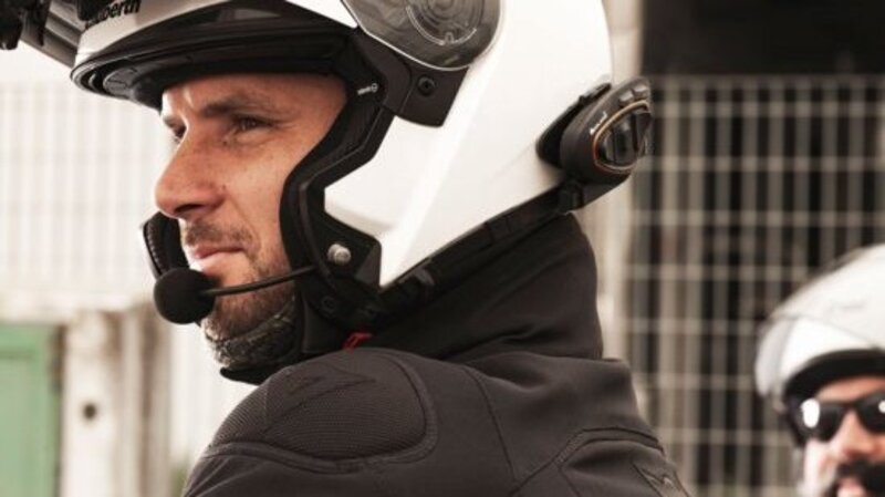 Vivavoce e interfono: e se anche in moto diventassero illegali?