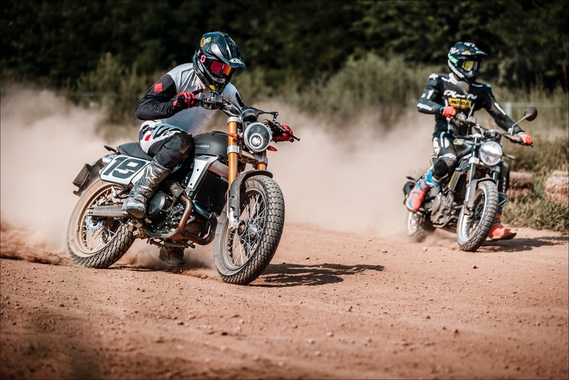 Fantic Caballero 500 Flat Track e Husqvarna Svartpilen 401: in citt&agrave; e di traverso