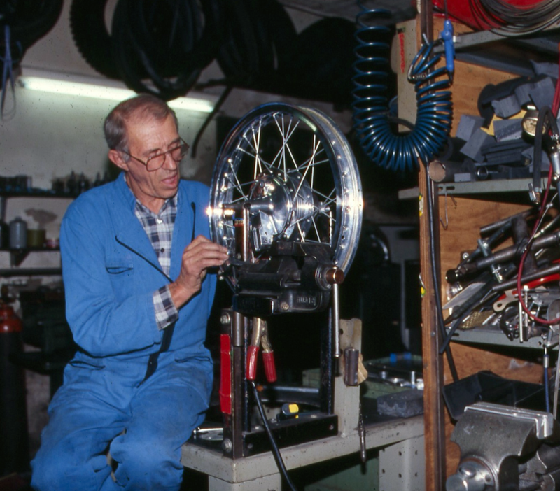 Il centraggio delle ruote &egrave; un lavoro da specialisti. Qui vediamo il grande Rino Caracchi, recentemente scomparso, all&rsquo;opera nell&rsquo;officina della mitica scuderia NCR