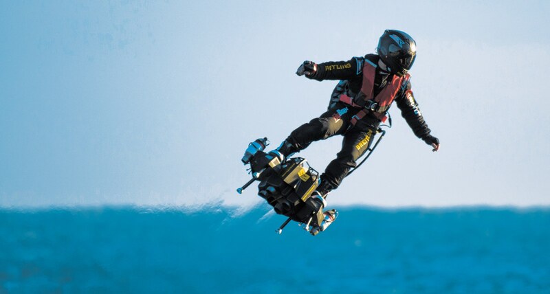 Franky Zapata e il suo Hoverboard con il quale ha attraversato lo Stretto della Manica