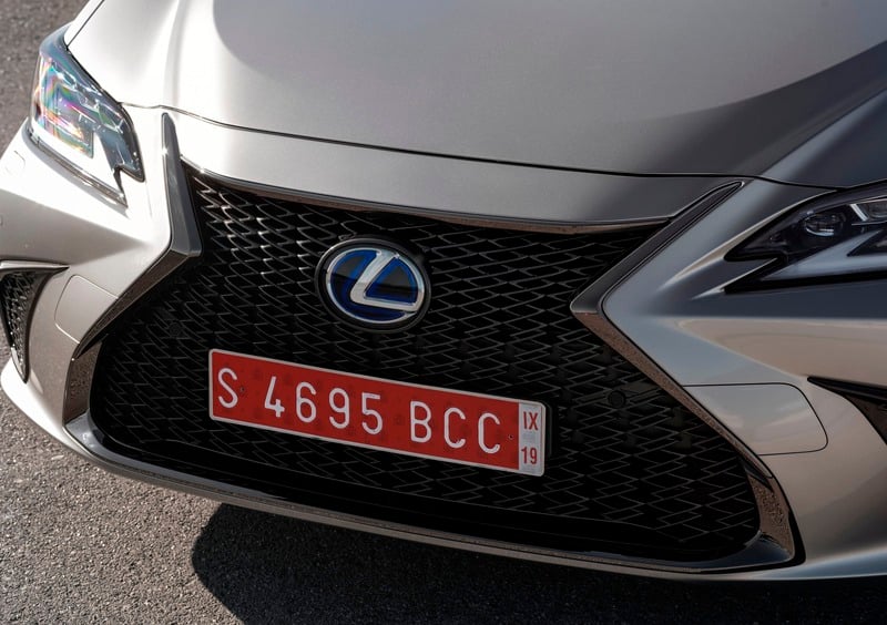 Lexus ES (2018-->>) (24)