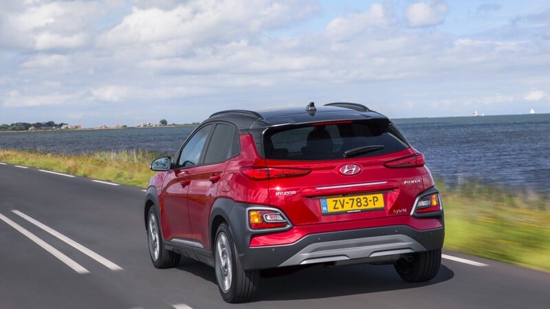 Hyundai Kona Hybrid: la via di mezzo che piace [Video]