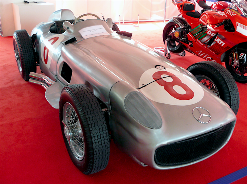 5-	La Mercedes-Benz W 196 di 2500 cm3 ha dominato nei mondiali di Formula Uno del 1954 e del 1955. Il motore a otto cilindri in linea era fortemente inclinato, per portare il baricentro pi&ugrave; vicino al suolo e per avere un cofano pi&ugrave; basso (rispetto alla disposizione usuale). Al termine dell&rsquo;evoluzione la potenza &egrave; arrivata a 290 CV a 8500 giri/min