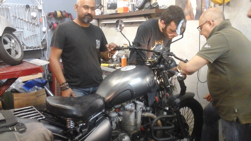 Atul, il giramondo su Royal Enfield