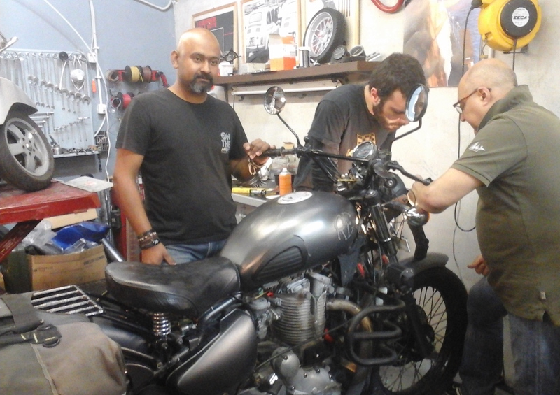 Atul, il giramondo su Royal Enfield