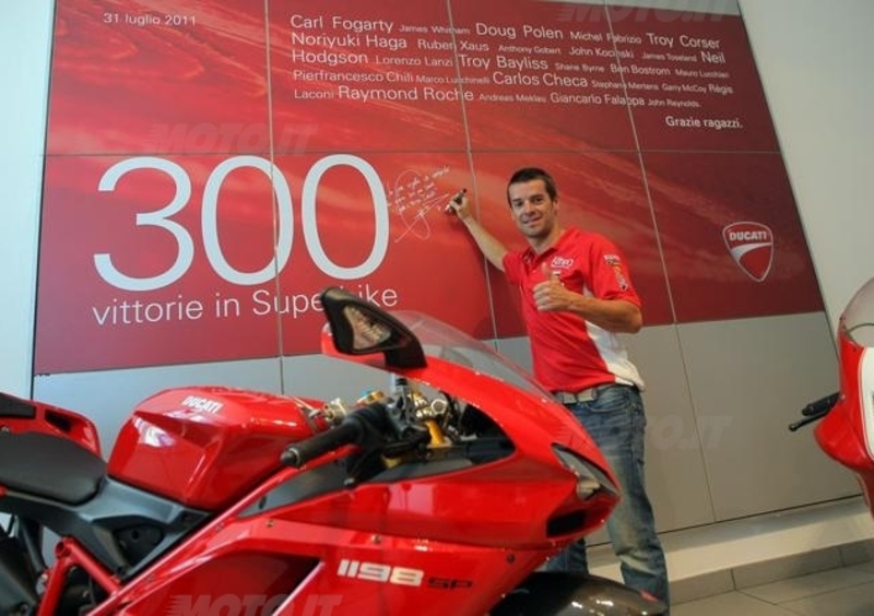 La Ducati festeggia con Carlos Checa la 300ma vittoria in Superbike