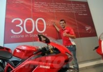 La Ducati festeggia con Carlos Checa la 300ma vittoria in Superbike