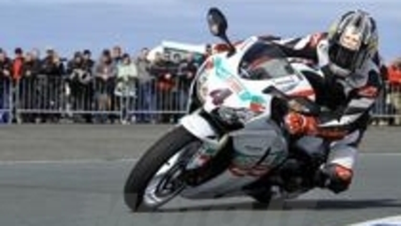 Rea e Tamada con il team Castrol Honda Ten Kate al N&uuml;rburgring