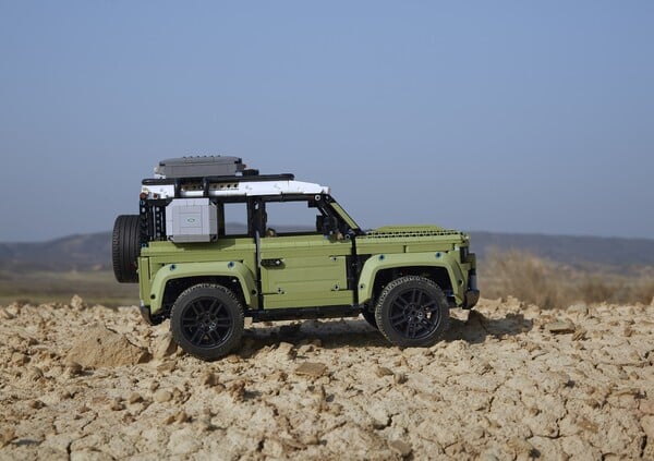 La nuova Land Rover Defender sarà anche di Lego!