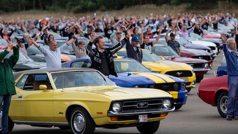 Ford: la parata di Mustang pi&ugrave; grande del mondo [Video]