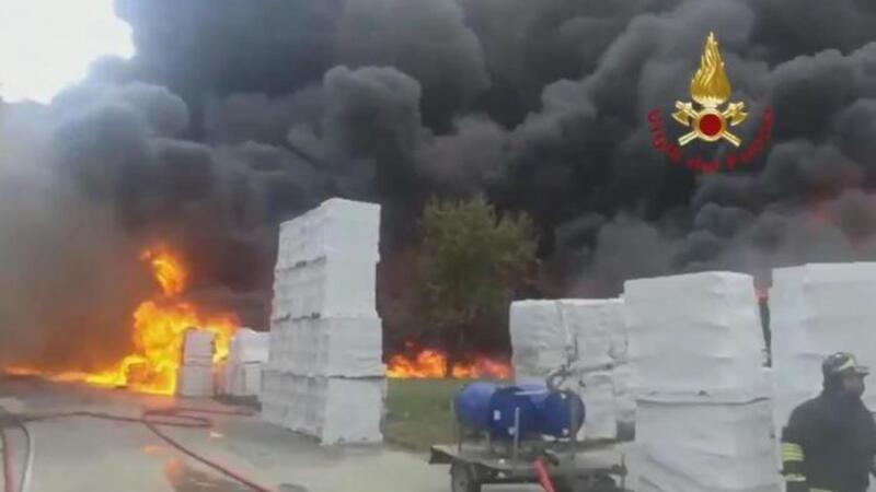Avellino, incendio in una fabbrica di batterie per auto