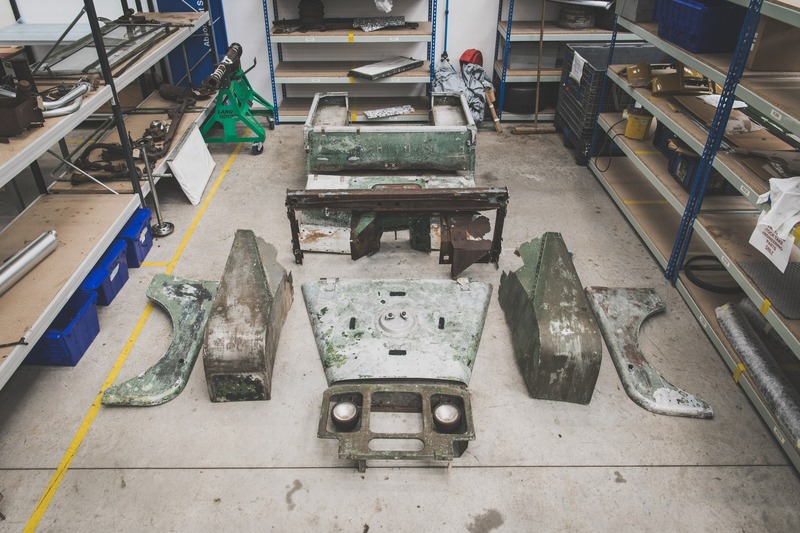 Land Rover: il primo Defender torna su strada, ecco le foto del restauro
