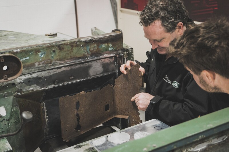 La cura maniacale del dettaglio degli esperti di Land Rover Classic