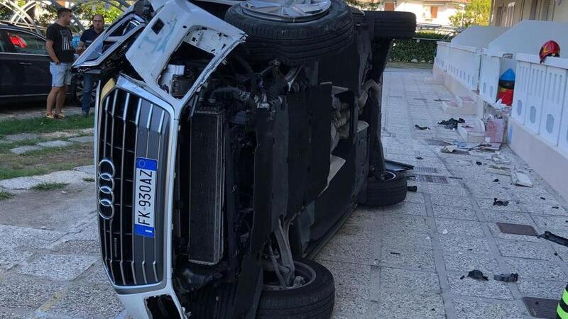 Treviso, sbaglia pedale e si capovolge con l&#039;auto in giardino