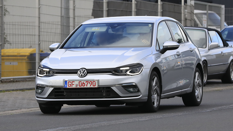 Volkswagen Golf GTE, le foto spia