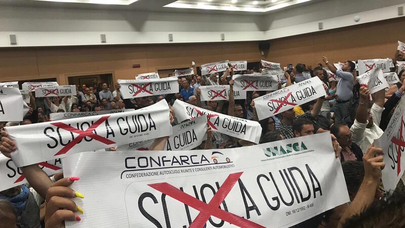 Autoscuole pronte alla protesta di piazza contro l&#039;IVA al 22% sulle patenti