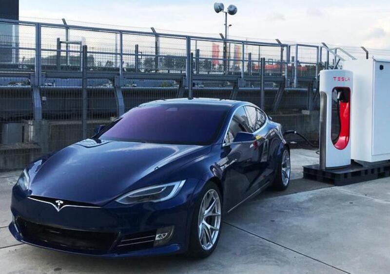 Tesla, spunta un Supercharger al N&uuml;rburgring