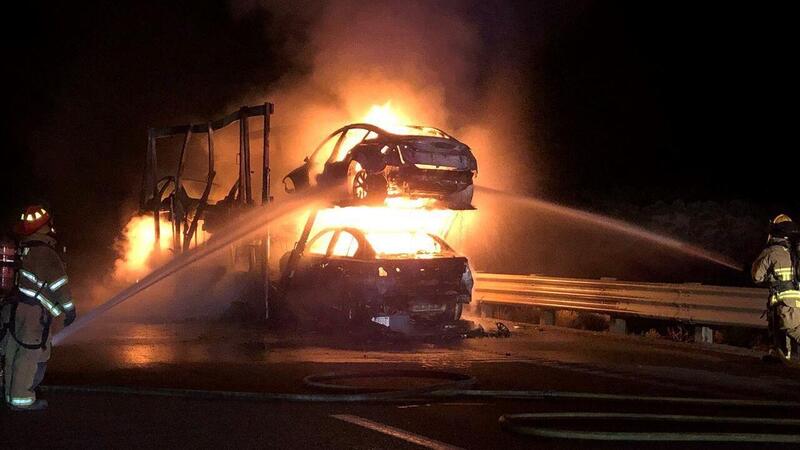 Tesla, A fuoco la bisarca con Model 3 e Model S: incredibile incendio in autostrada [foto gallery]