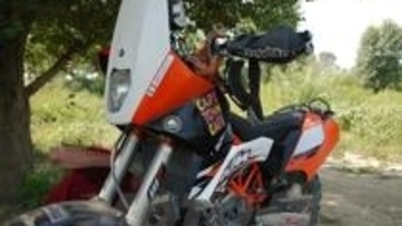 KTM 690 Enduro R, special da deserto