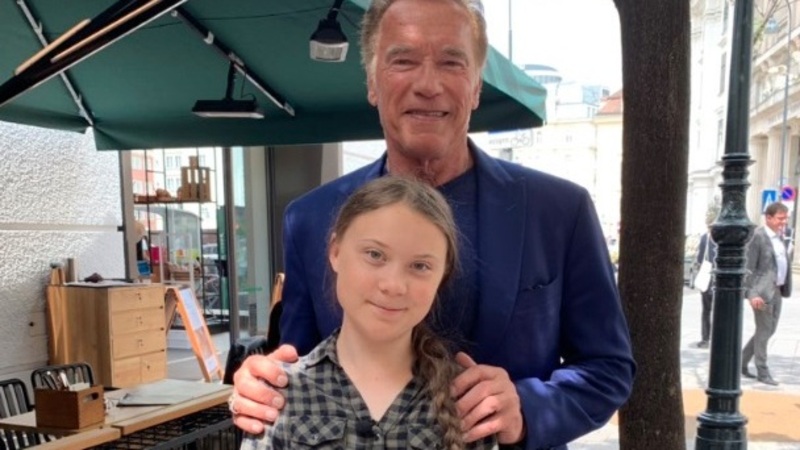 Arnold Schwarzenegger offre una Tesla Model 3 a Greta Thunberg