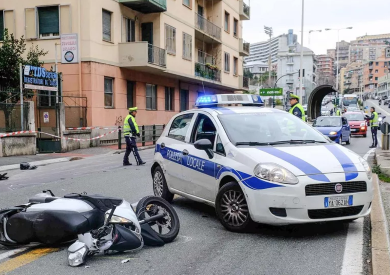 Anziana pedone accusata di omicidio stradale dopo la morte di un motociclista