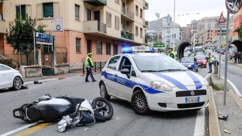 Anziana pedone accusata di omicidio stradale dopo la morte di un motociclista