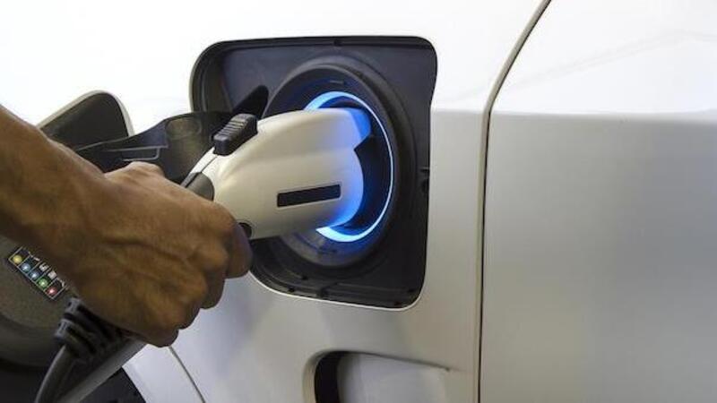 Auto elettriche, Patuanelli: verso una piattaforma unica di ricarica