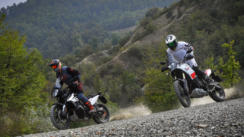 KTM 790 Adventure VS Yamaha T&eacute;n&eacute;r&eacute; 700: SFIDA TOTALE!