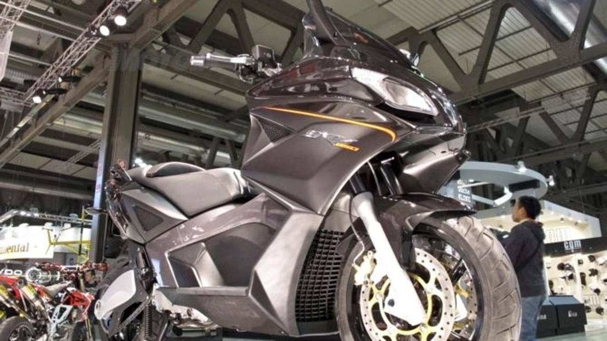 Nuovo maxiscooter Aprilia SRV 850 Fiere e saloni