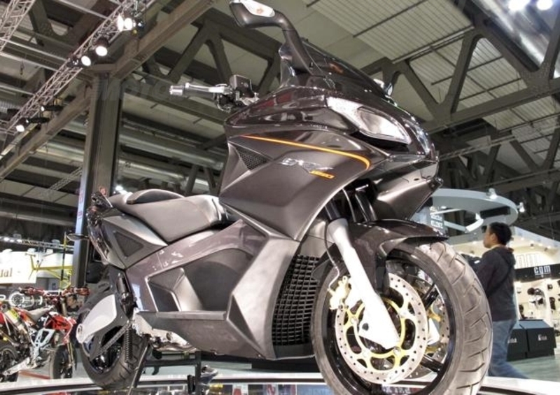 Nuovo maxiscooter Aprilia SRV 850 