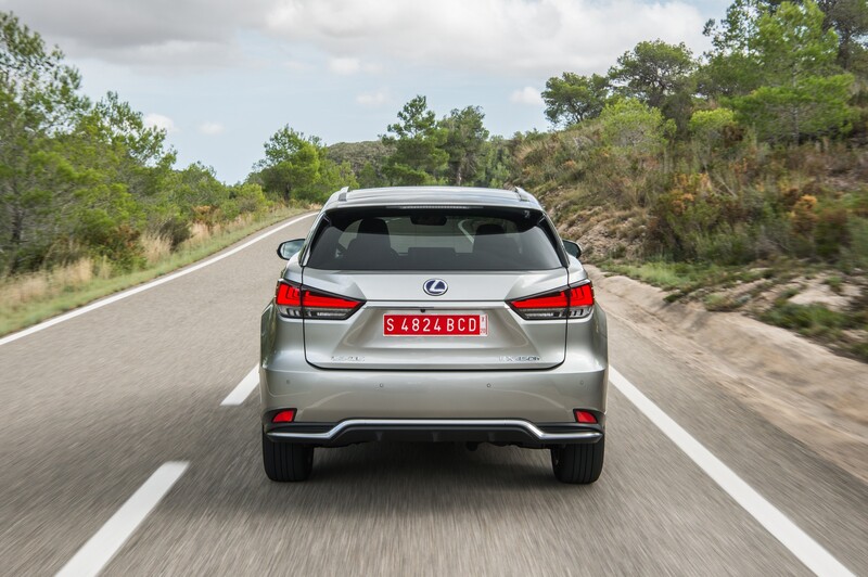 Il posteriore della Lexus RX 2020