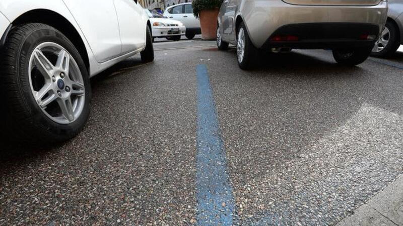 Strisce blu: parcheggio gratis anche per disabili senza patente