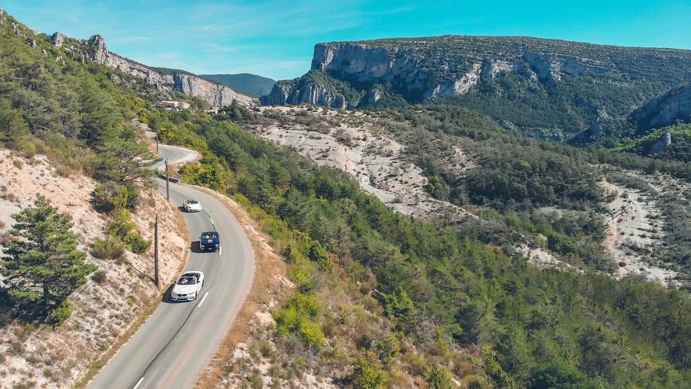 BMW, Porsche, Mustang e Jaguar insieme sulle strade della Provenza