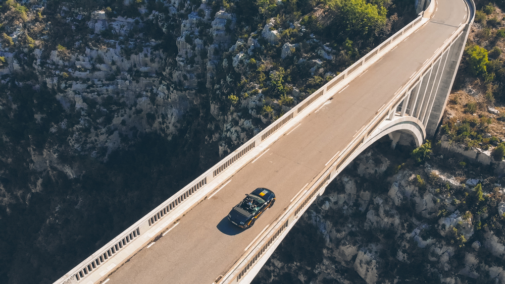 Il passaggio su un ponte dalla vista spettacolare, per la Mustang GT della #BCDE2019