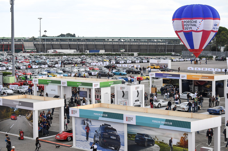 Il Porsche Village con i vari stand